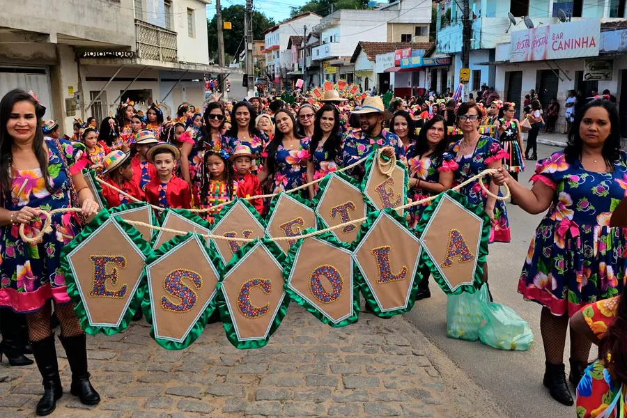 Prefeitura de Medeiros Neto abre 36º Arraiá do Água Fria com desfile junino das escolas municipais