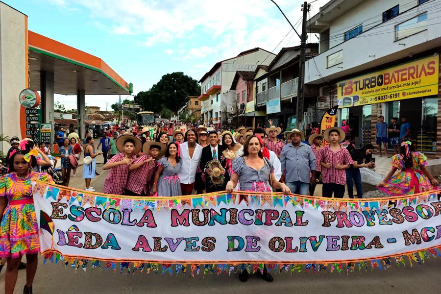 Prefeitura de Medeiros Neto abre 36º Arraiá do Água Fria com desfile junino das escolas municipais