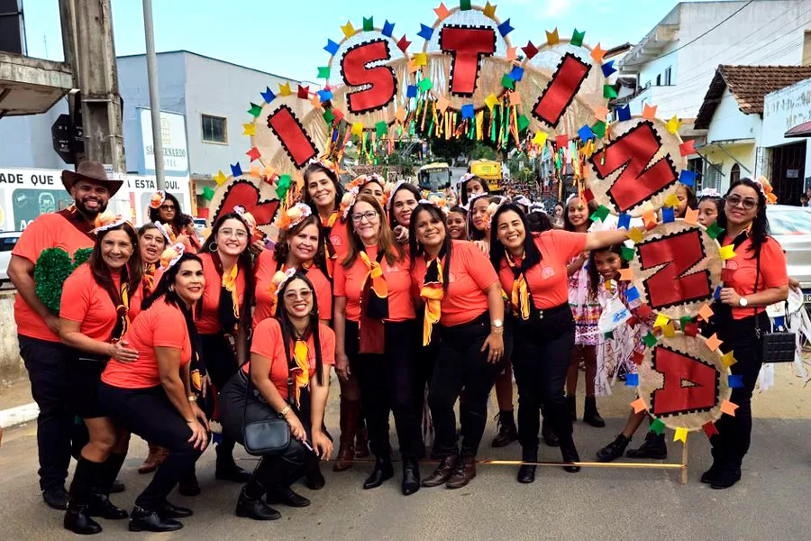 Prefeitura de Medeiros Neto abre 36º Arraiá do Água Fria com desfile junino das escolas municipais