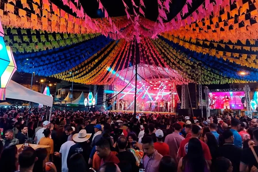 Última noite do 36º Arraiá do Água Fria consolida sucesso absoluto em Medeiros Neto