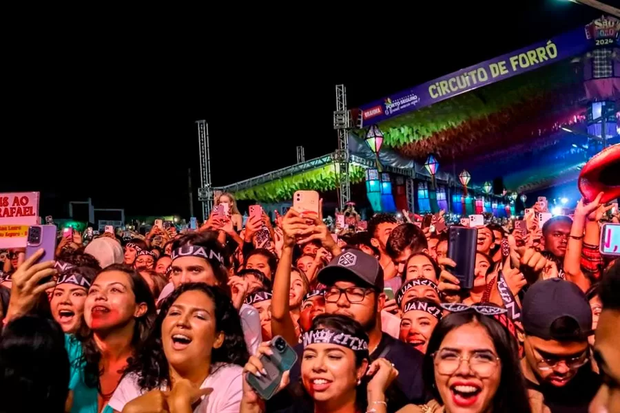 Luan Santana domina a noite com show envolvente no São João de Porto Seguro