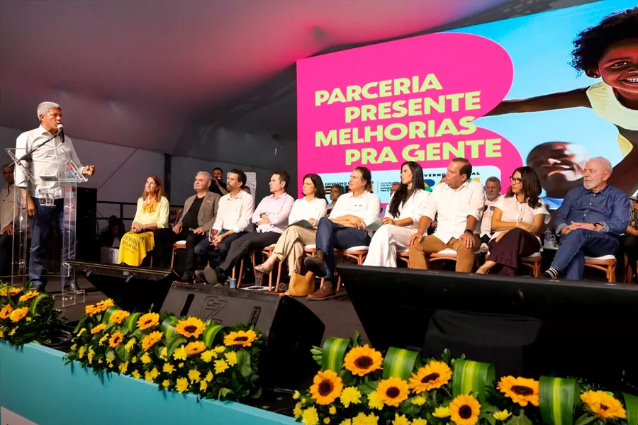 Ao lado de Jerônimo, Lula anuncia cerca de R$ 4 bilhões em investimentos na Bahia pelo Governo Federal Ao lado de Jerônimo, Lula anuncia cerca de R$ 4 bilhões em investimentos na Bahia pelo Governo Federal
