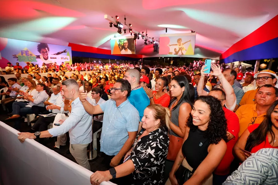 Ao lado de Jerônimo, Lula anuncia cerca de R$ 4 bilhões em investimentos na Bahia pelo Governo Federal Ao lado de Jerônimo, Lula anuncia cerca de R$ 4 bilhões em investimentos na Bahia pelo Governo Federal