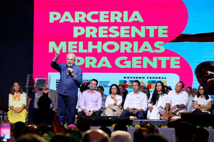 Ao lado de Jerônimo, Lula anuncia cerca de R$ 4 bilhões em investimentos na Bahia pelo Governo Federal Ao lado de Jerônimo, Lula anuncia cerca de R$ 4 bilhões em investimentos na Bahia pelo Governo Federal