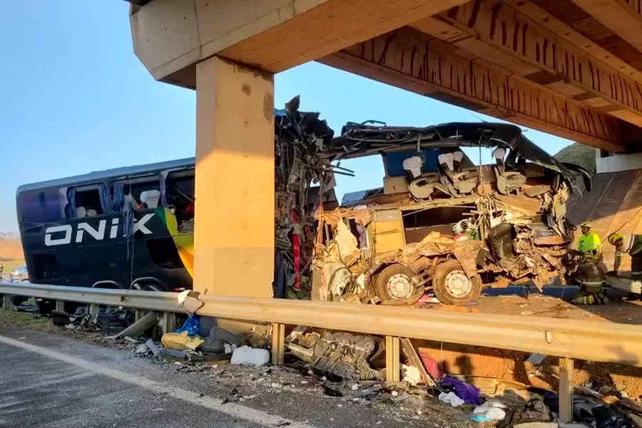 Acidente com ônibus no interior de SP deixa 10 mortos e mais de 40 feridos