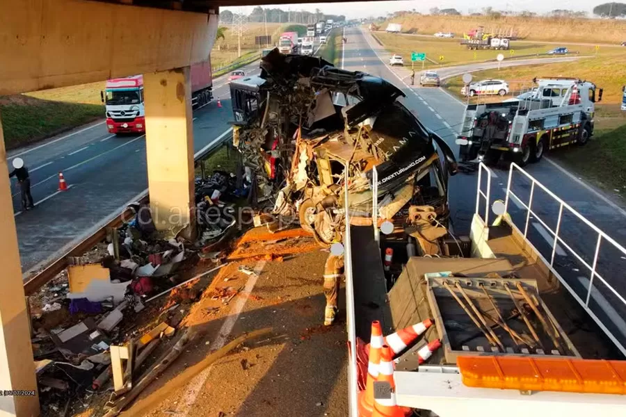 Acidente com ônibus no interior de SP deixa 10 mortos e mais de 40 feridos