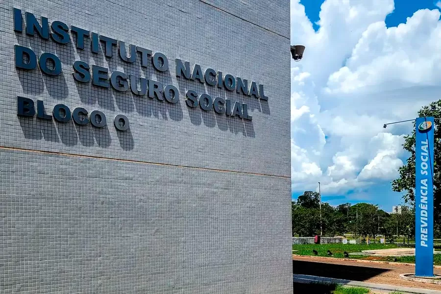 Servidores do INSS entram em greve por tempo indeterminado
