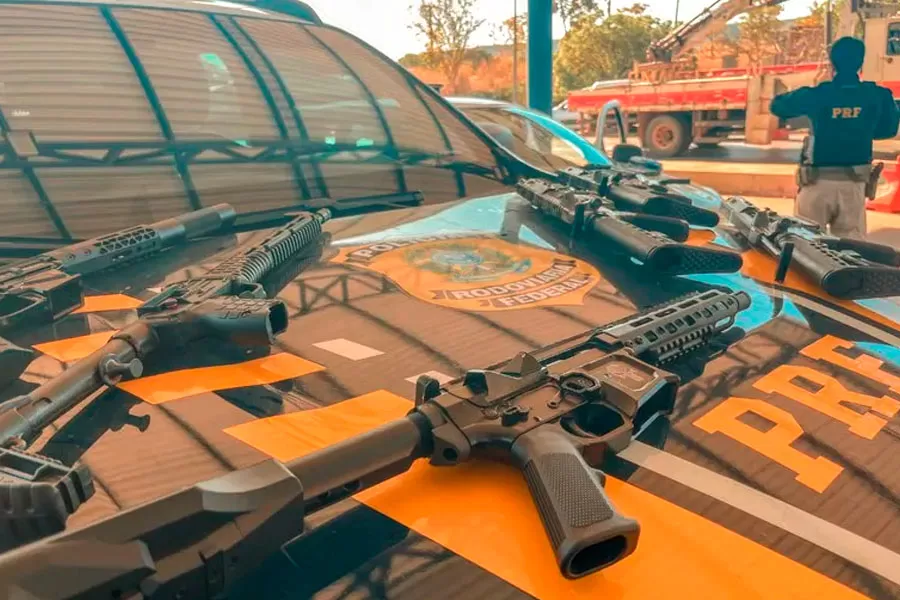 PRF apreende arsenal de armas em veículo durante fiscalização em Barreiras