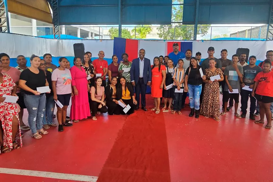 Robertinho empossa 337 novos servidores em cerimônia marcante em Mucuri