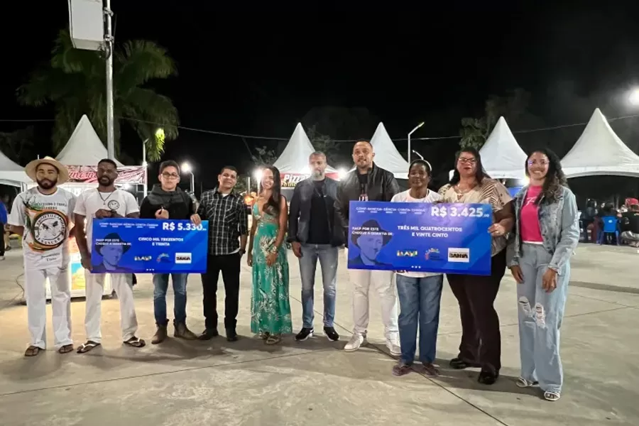 Integrantes da cultura de Lajedão aprovados na Lei Paulo Gustavo assinam contratos em noite de apresentação cultural