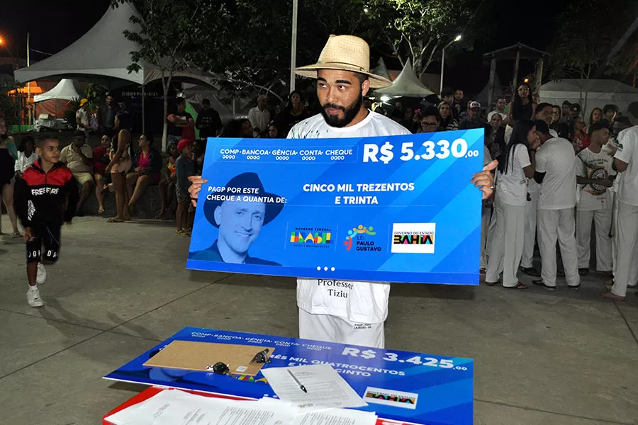 Integrantes da cultura de Lajedão aprovados na Lei Paulo Gustavo assinam contratos em noite de apresentação cultural