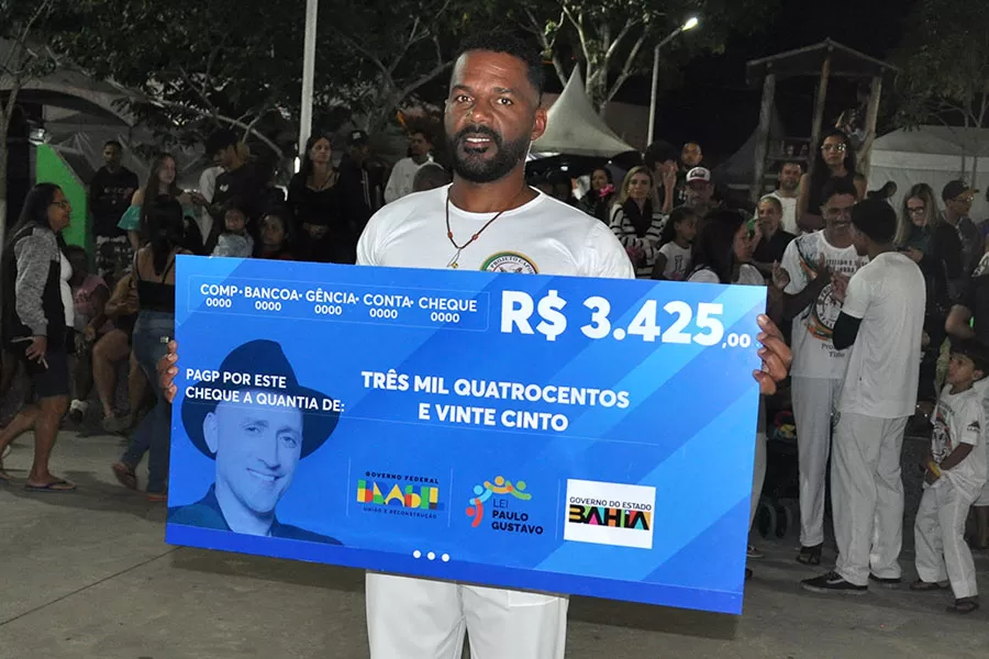 Integrantes da cultura de Lajedão aprovados na Lei Paulo Gustavo assinam contratos em noite de apresentação cultural