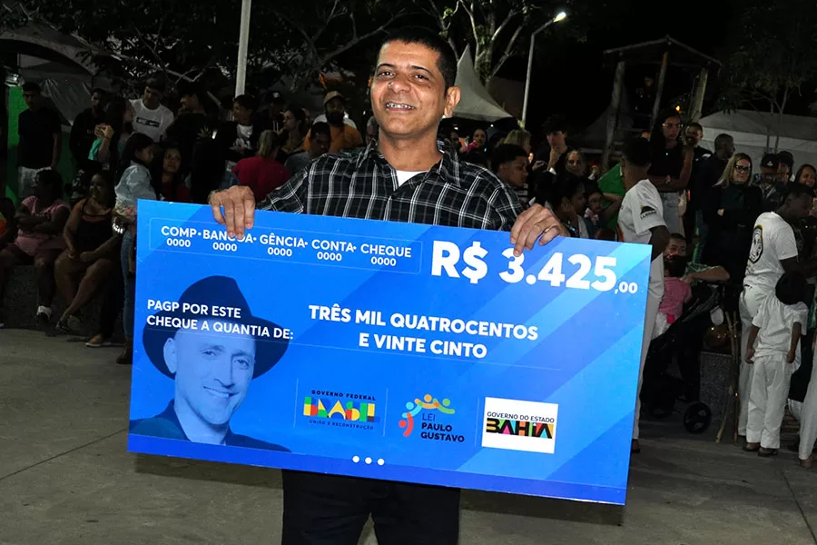 Integrantes da cultura de Lajedão aprovados na Lei Paulo Gustavo assinam contratos em noite de apresentação cultural