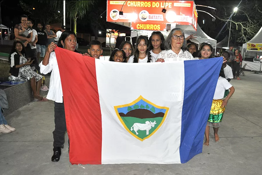 Integrantes da cultura de Lajedão aprovados na Lei Paulo Gustavo assinam contratos em noite de apresentação cultural