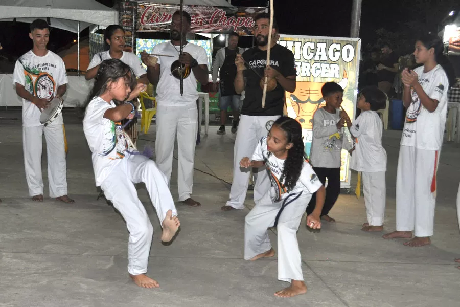 Integrantes da cultura de Lajedão aprovados na Lei Paulo Gustavo assinam contratos em noite de apresentação cultural