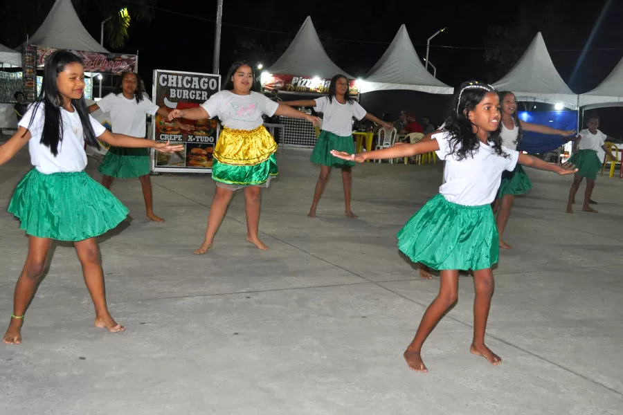 Integrantes da cultura de Lajedão aprovados na Lei Paulo Gustavo assinam contratos em noite de apresentação cultural