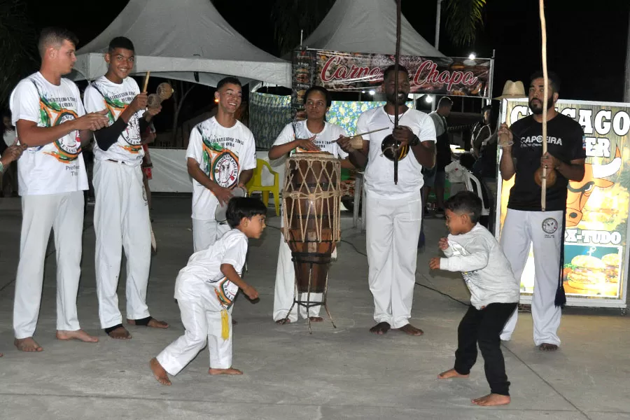 Integrantes da cultura de Lajedão aprovados na Lei Paulo Gustavo assinam contratos em noite de apresentação cultural