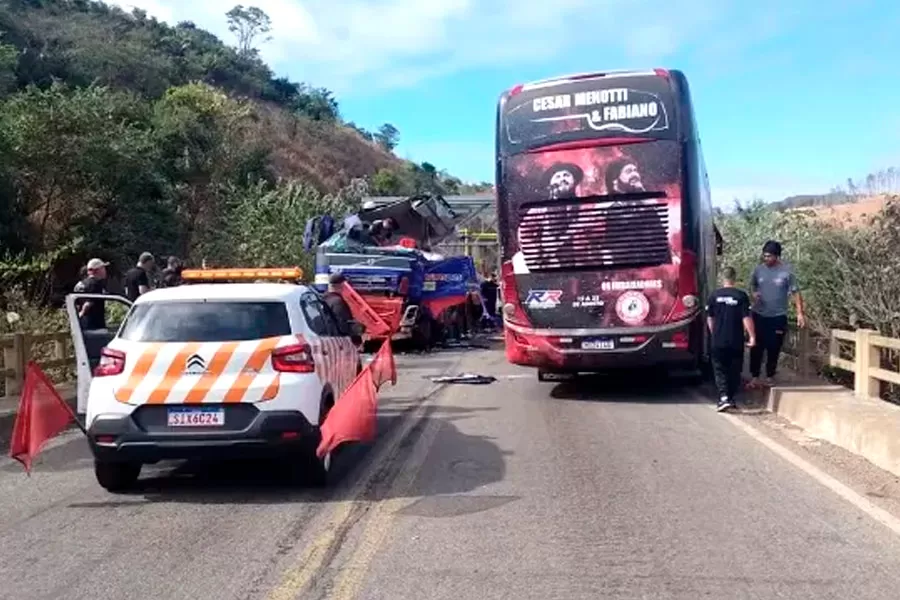 Ônibus da dupla César Menotti e Fabiano se envolve em acidente na BR-262 em Minas Gerais