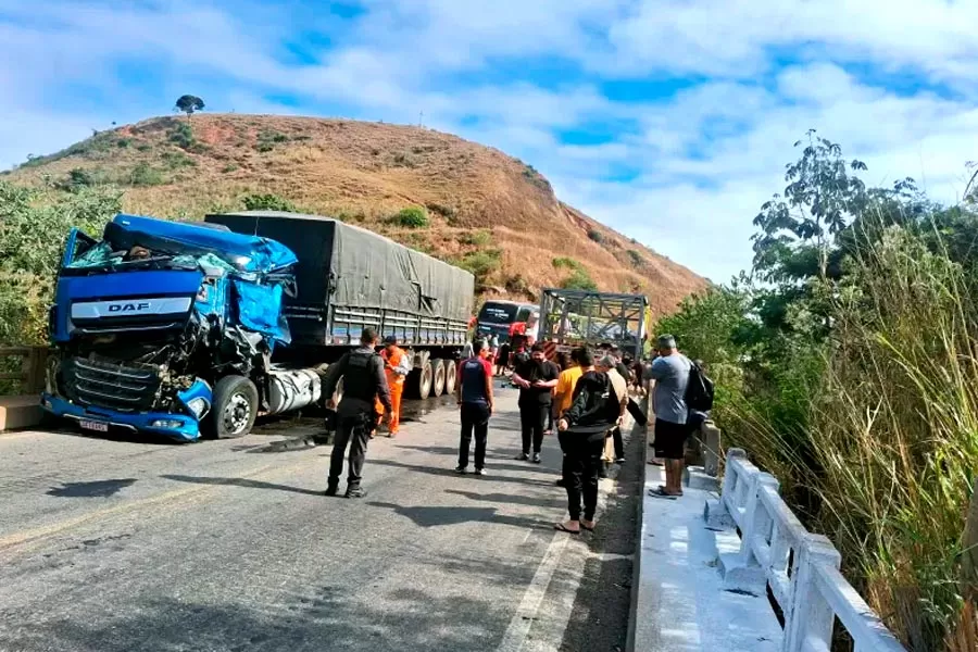 Ônibus da dupla César Menotti e Fabiano se envolve em acidente na BR-262 em Minas Gerais