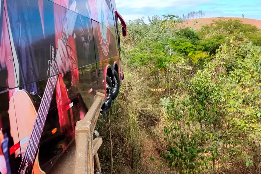 Ônibus da dupla César Menotti e Fabiano se envolve em acidente na BR-262 em Minas Gerais