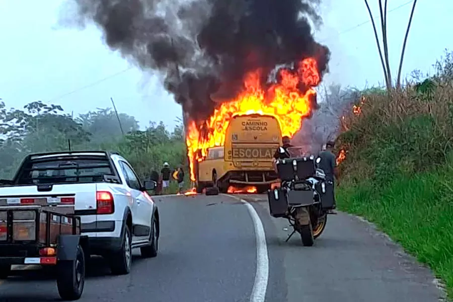 Dois morrem em colisão frontal entre moto e ônibus escolar na BR-330, em Jitaúna