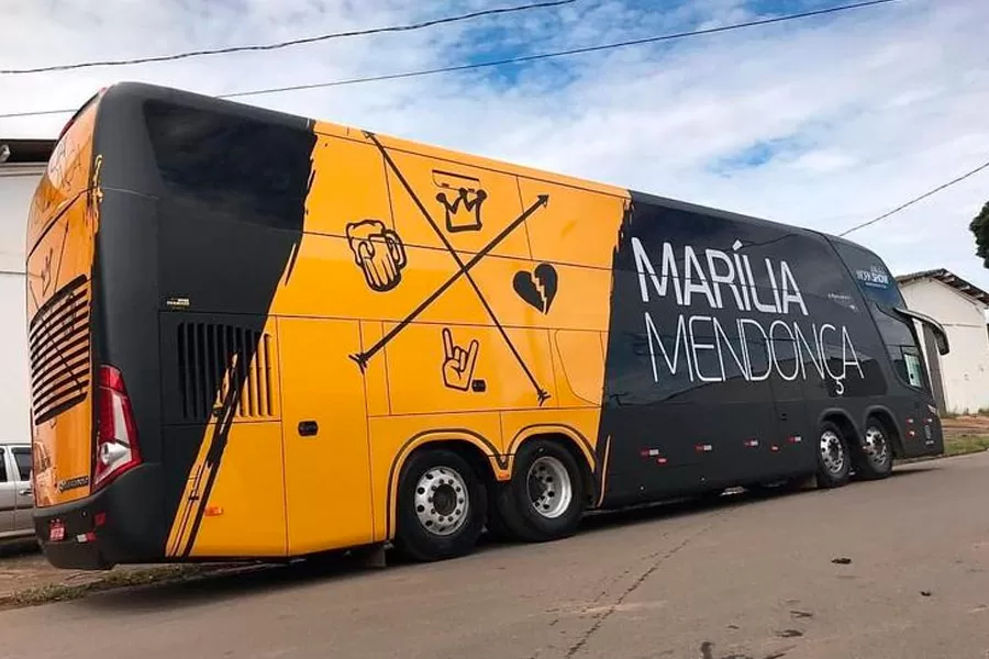 Ônibus de Marília Mendonça é leiloado por R$ 1,6 milhão