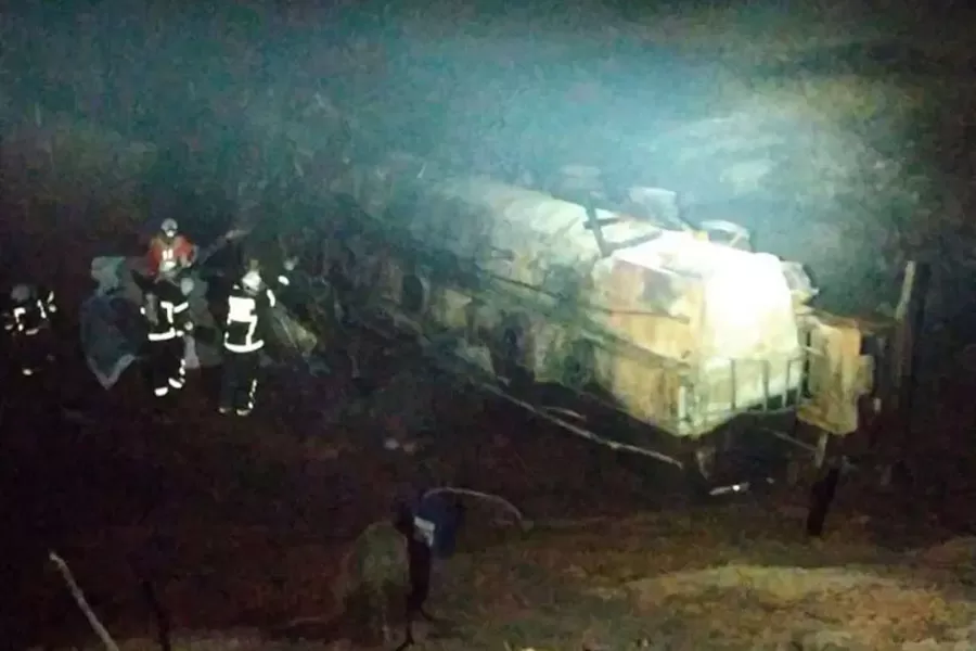 Tragédia na BR-101: Caminhoneiro morre carbonizado em Teixeira de Freitas Tragédia na BR-101: Caminhoneiro morre carbonizado em Teixeira de Freitas