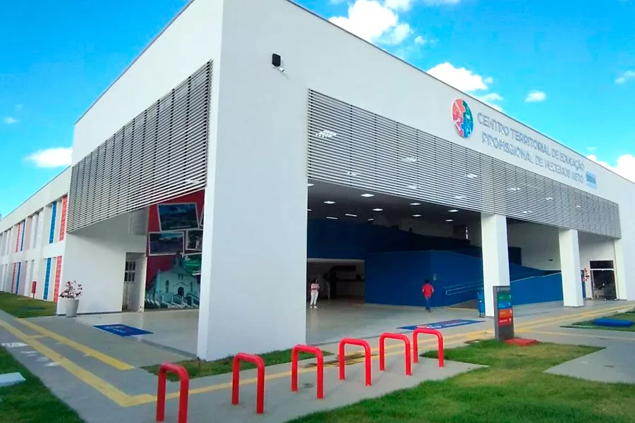 Escola em Medeiros Neto celebra literatura com homenagem a escritores