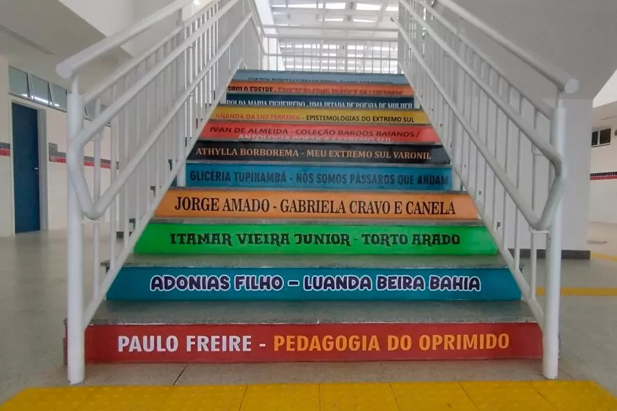 Escola em Medeiros Neto celebra literatura com homenagem a escritores