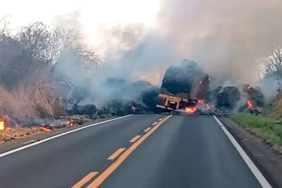 Pista no Extremo Oeste baiano segue interditada há 21 horas após caminhão pegar fogo