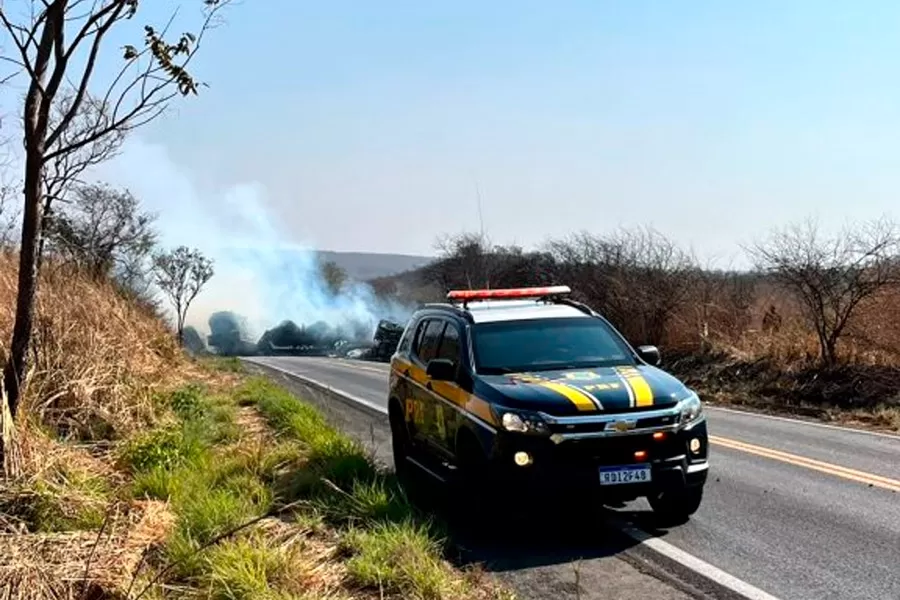 Pista no Extremo Oeste baiano segue interditada há 21 horas após caminhão pegar fogo Pista no Extremo Oeste baiano segue interditada há 21 horas após caminhão pegar fogo