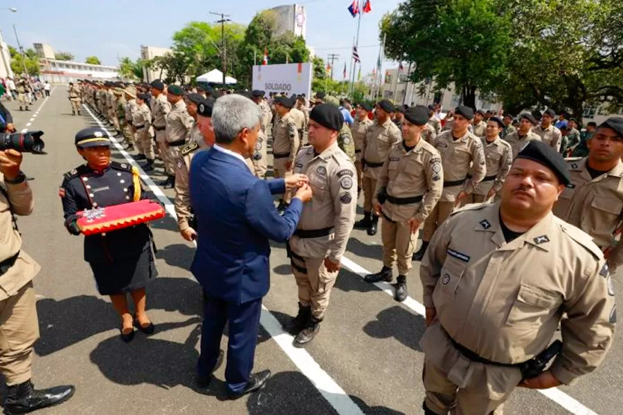 Polícia Militar da Bahia condecora 210 policiais por bravura e dedicação