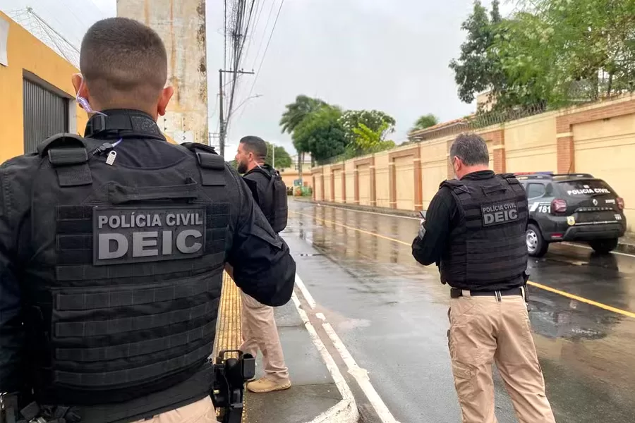 Dois PMs e um ex-agente são presos suspeitos de sequestrar e matar padrasto e enteado na Bahia