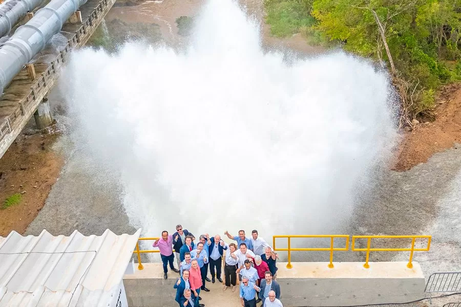 Lula inaugura obra que leva água ao interior do estado da Paraíba