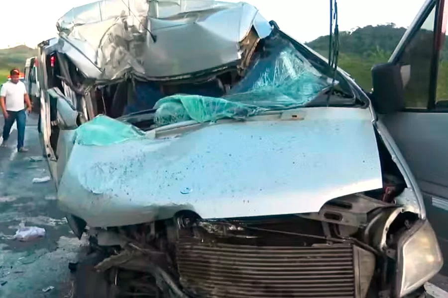 Três mulheres morrem após batida entre van que transportava pacientes e carreta na RMS; duas das vítimas eram irmãs
