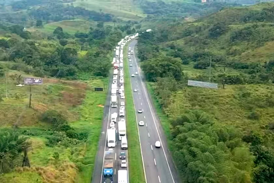 Três mulheres morrem após batida entre van que transportava pacientes e carreta na RMS; duas das vítimas eram irmãs