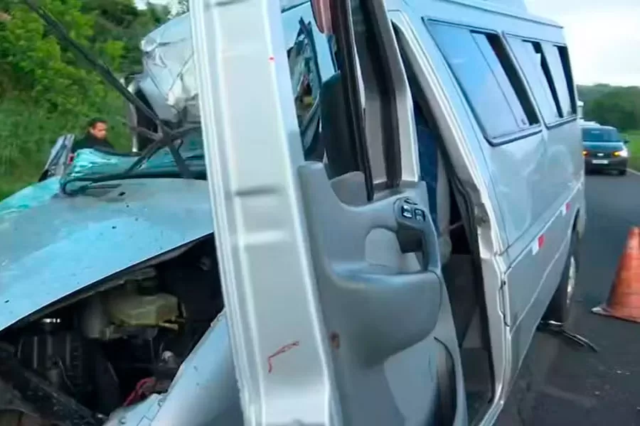 Três mulheres morrem após batida entre van que transportava pacientes e carreta na RMS; duas das vítimas eram irmãs