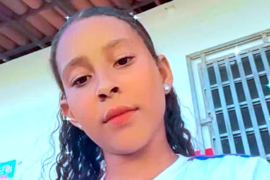 Adolescente de 12 anos morre após colocar cabeça para fora de ônibus e bater em poste