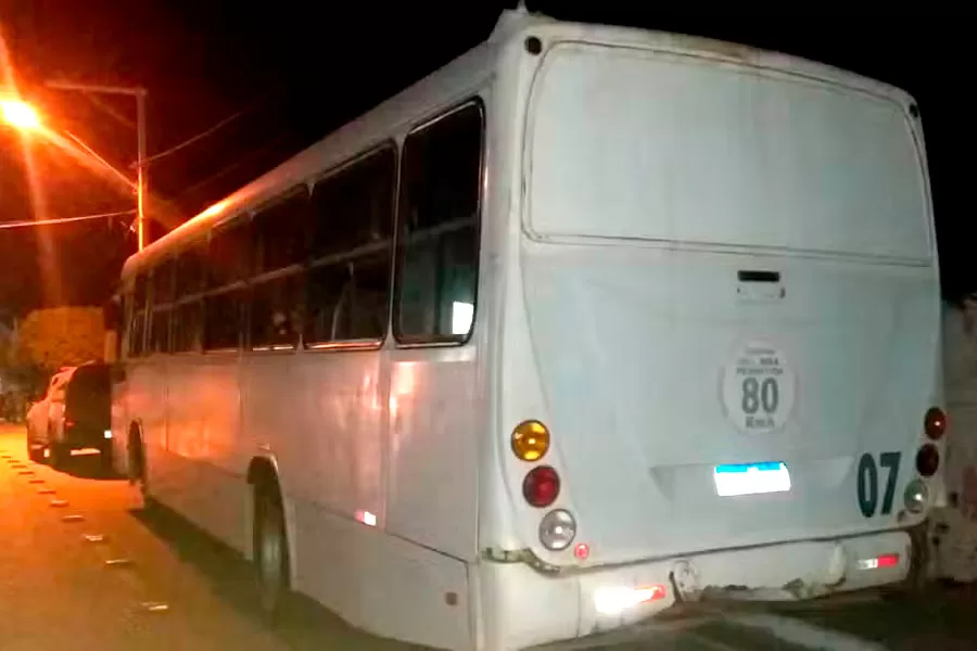 Adolescente de 12 anos morre após colocar cabeça para fora de ônibus e bater em poste