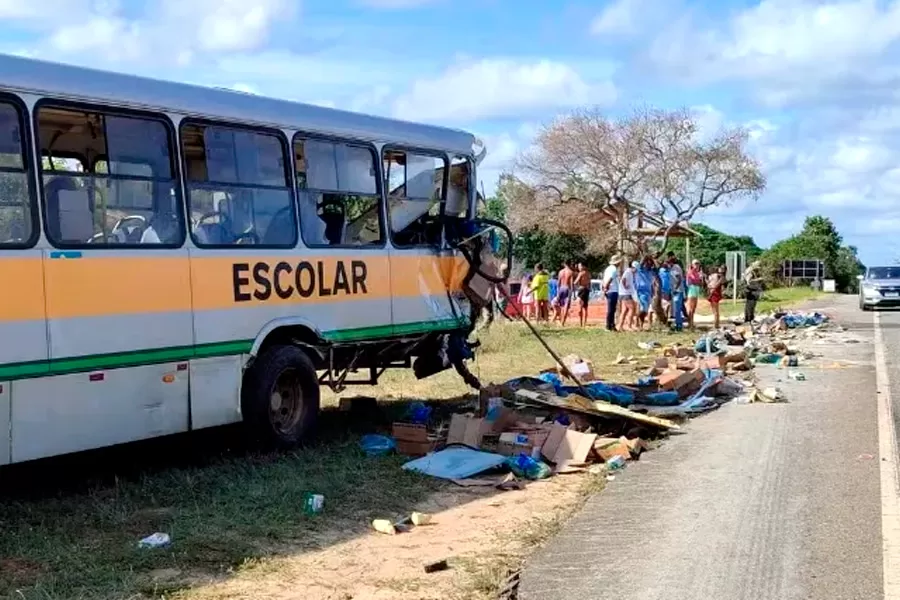 Trágico: Colisão entre ônibus e caminhão deixa um morto e 22 feridos 