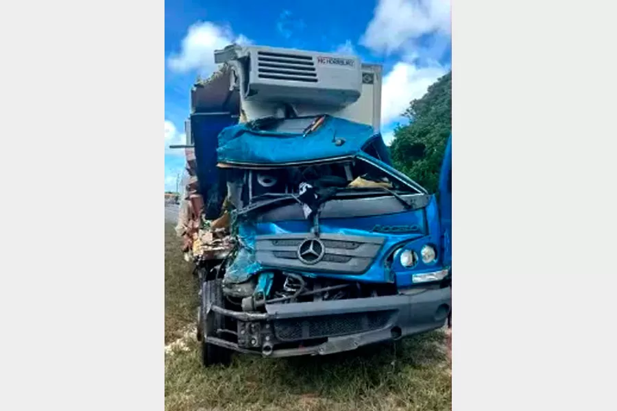Trágico: Colisão entre ônibus e caminhão deixa um morto e 22 feridos 