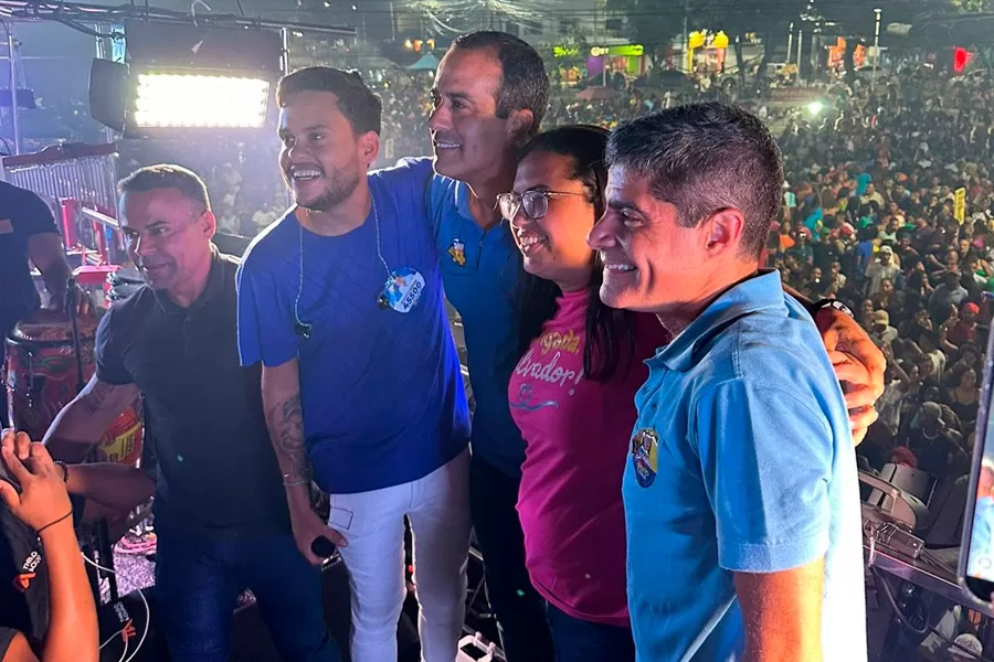 Bruno Reis comemora vitória com trio elétrico em Paripe