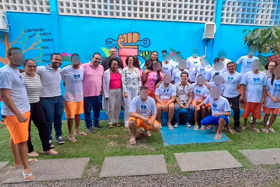Ator Jackson Costa se emociona em Roda de Conversa com reeducandos do projeto Relere