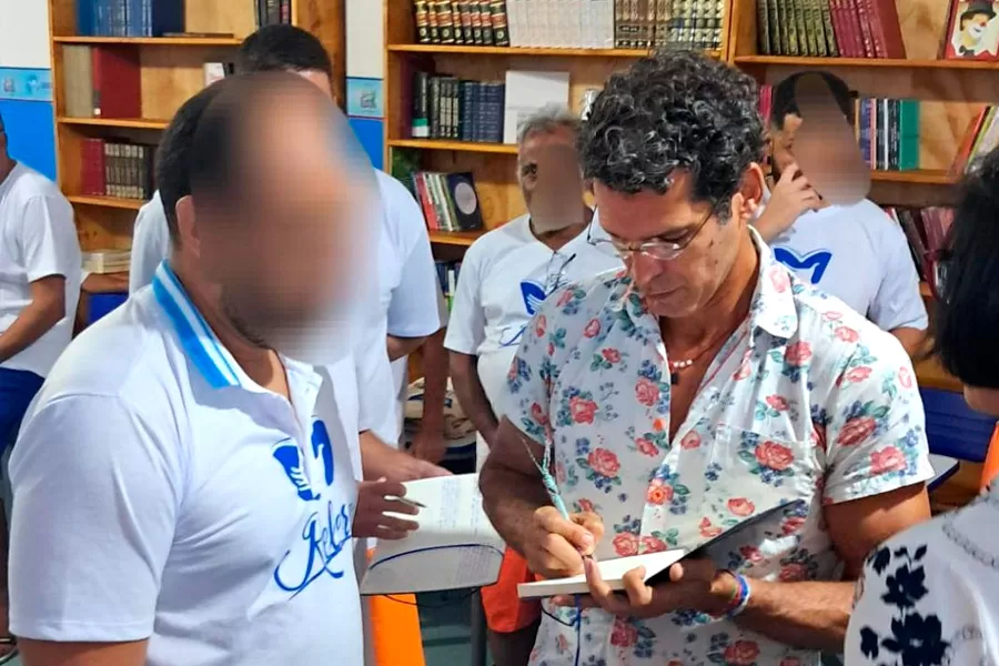 Ator Jackson Costa se emociona em Roda de Conversa com reeducandos do projeto Relere