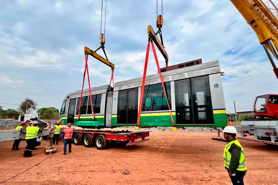 Trens do VLT de Salvador e RMS começam a ser transportados para procedimentos na fábrica em São Paulo