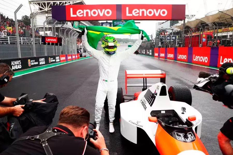 Hamilton dirige McLaren de Senna, pega bandeira do Brasil e emociona público