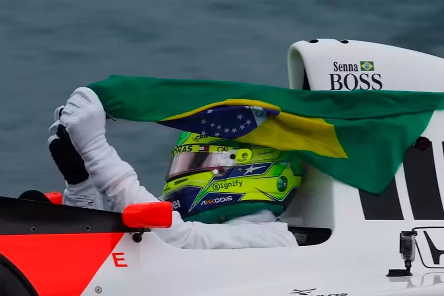 Hamilton dirige McLaren de Senna, pega bandeira do Brasil e emociona público