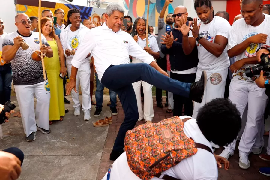 Jerônimo regulamenta lei de salvaguarda da capoeira e dá início à programação do Novembro Negro na Bahia