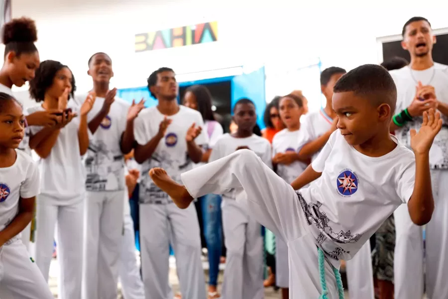 Jerônimo regulamenta lei de salvaguarda da capoeira e dá início à programação do Novembro Negro na Bahia