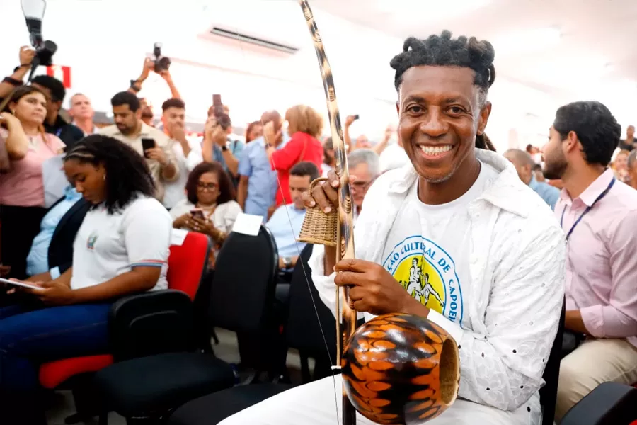 Jerônimo regulamenta lei de salvaguarda da capoeira e dá início à programação do Novembro Negro na Bahia